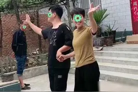 女婿丈母娘手牵手跳舞，老丈人瞪眼引热议，家庭短视频闹翻天！图片