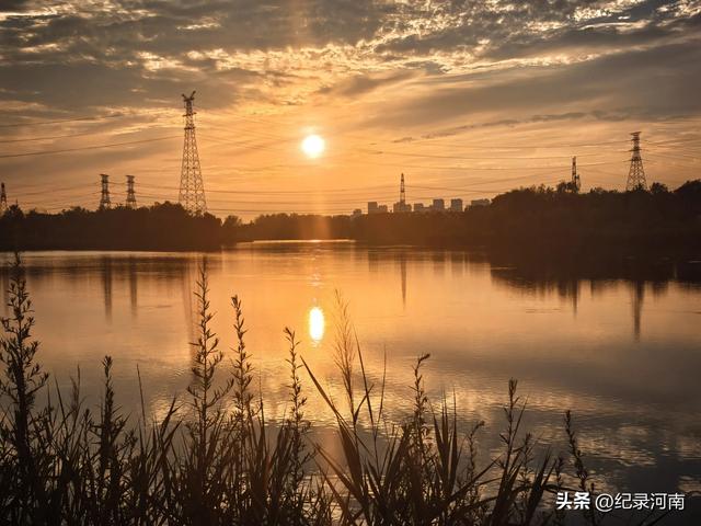 三线城市商丘市中心城区第一个日月湖公园夕阳红
