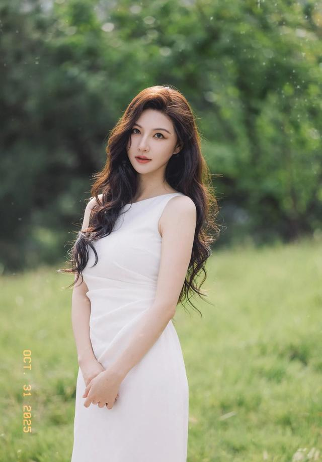 陈米麒 真是太好看了，身姿婀娜气质优雅，灵动美牟格外动人。