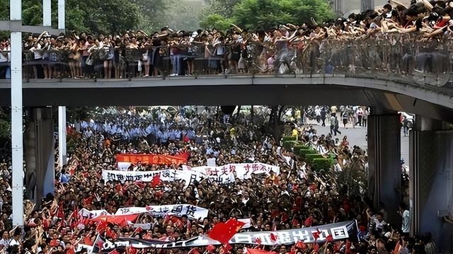 日媒通告全球：如果中日开战，中国人会抢着当先锋	，引发高度关注