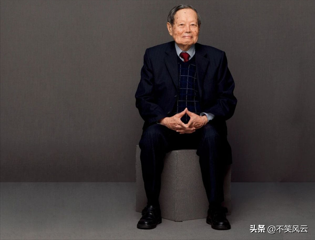 杨振宁葬礼结束，盖国旗完成夙愿不到48小时，恶心的一幕就出现了