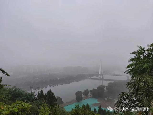 雨后的早上登临朐县城的粟山，眺望县城