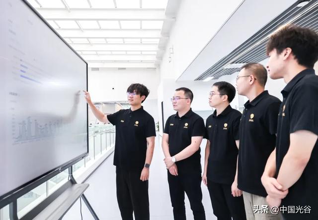 光谷有群“95后”人形机器人训练师：给“钢铁侠”当教练，教会它们冲咖啡、熨衣服、包快递