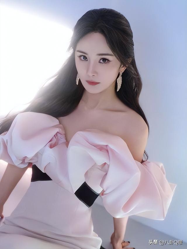 陪玩陪睡根本不够！认干爹	、舔手指	，背地里的阴暗让人想象不到