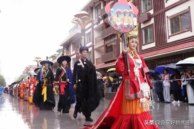 燃情彝乡夜。布拖火把节银饰华服登场，千年文化在火光中续写！