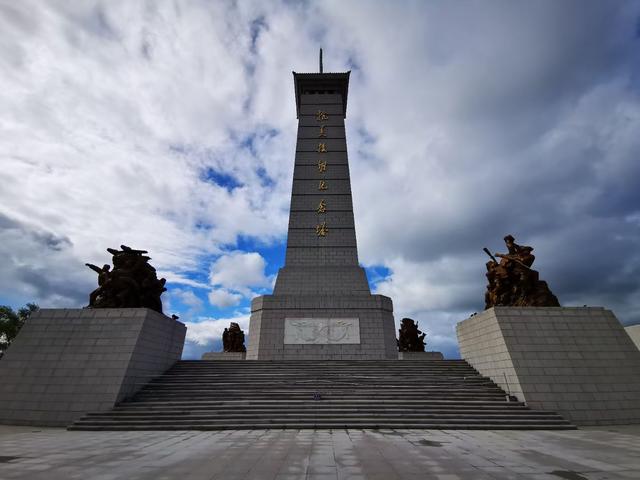 登上“丹东舰”勾起当兵回忆，参观“纪念馆”崇敬烈士英雄。