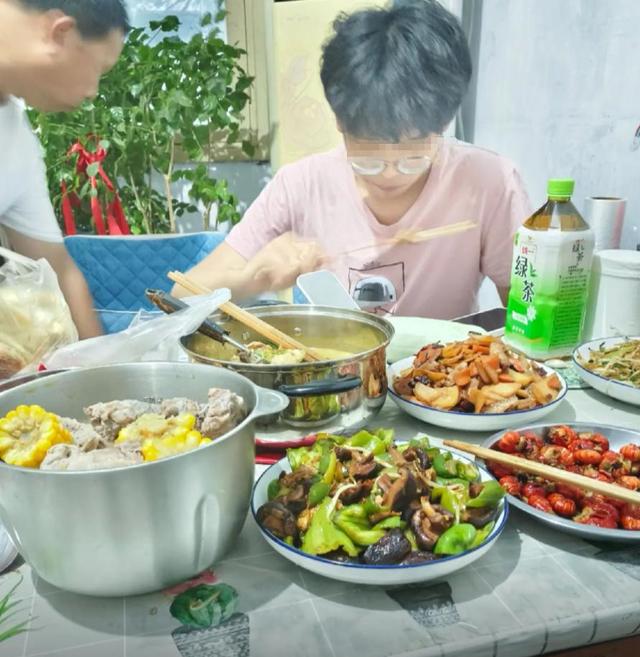 笑麻了！江苏女苦读12年，大学离家门1.4公里，4分钟路程让她崩溃