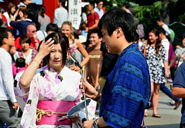 大量日本游客涌入北京，打着旅游幌子不去旅游不吃美食，为啥来？