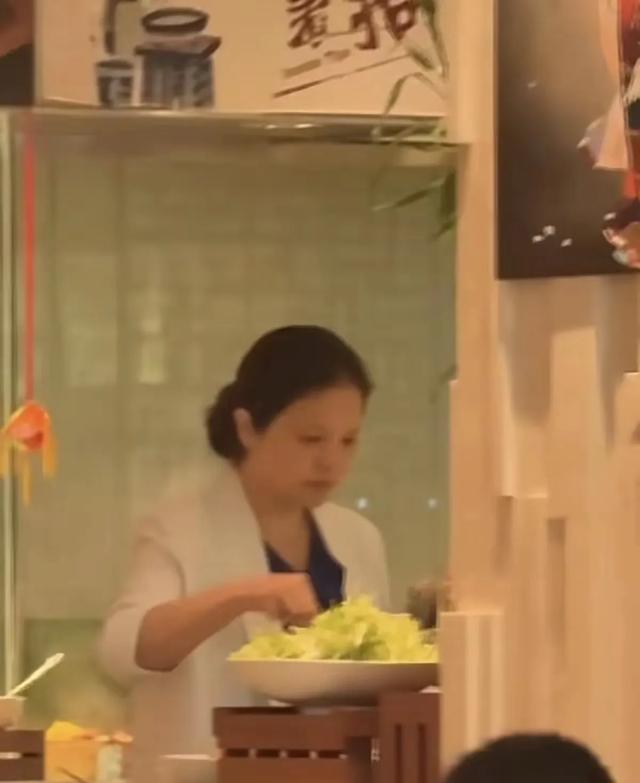 53岁前央视主持文清近况曝光！身材发福成路人，带儿子回桂林定居