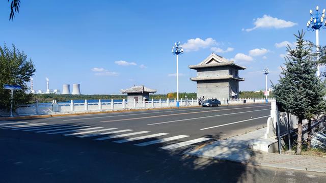 乌兰察布霸王河大桥两岸，河水缓缓流淌，两岸绿树成荫，空气清新