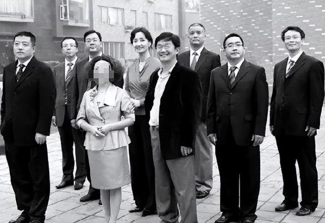 又揪出来一个巨贪，金额高达9.7亿	，首富夫人郝斌跨境逃亡失败了