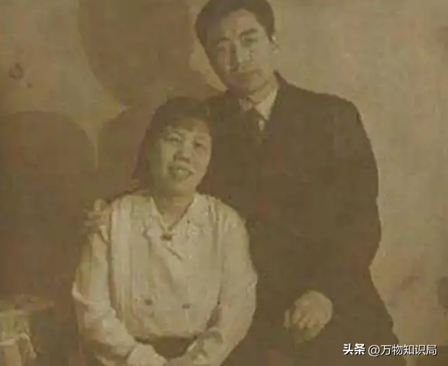 老照片：周总理当众跳起来，为邓大姐摘苹果，浪漫温馨少年气十足