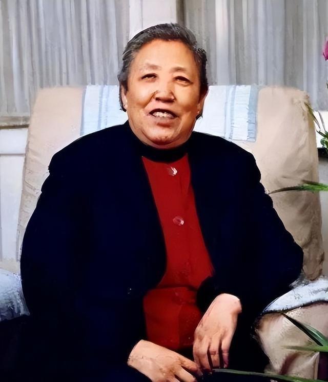 华国锋的夫人韩芝俊有多美？1961年的全家留影，30岁她端庄贤惠
