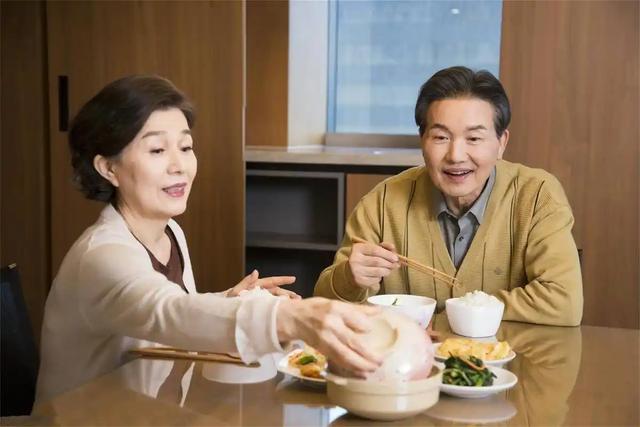 “吃饭八分饱”错了？医生建议：过了60岁，吃饭要尽量做到这5点
