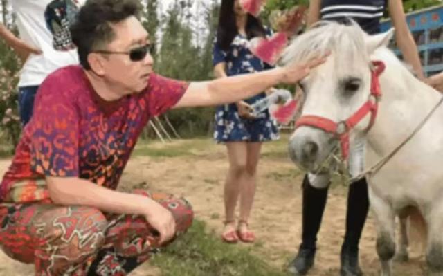 不查不知道一查吓一跳，坐拥北京60亩马场的于谦，私下到底有多壕