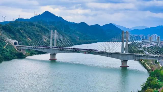 这条高铁即将开通运营！沿线有啥好玩好吃的？