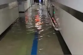 暴雨突袭，河北沧州一医院被淹，网友直呼：医院水真深呐图片