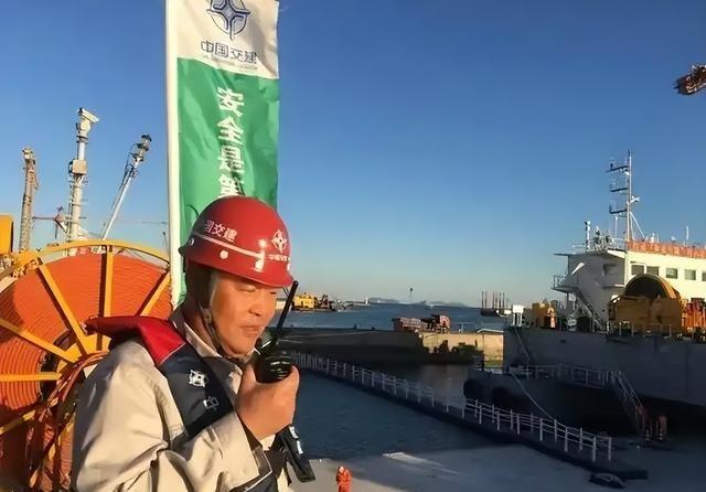 美媒：中国建造全球最大航母，12万吨核动力，可上舰100架歼35