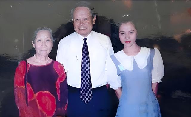 一路走好！众人在八宝山与杨振宁做最后告别，翁帆满脸悲痛很不舍