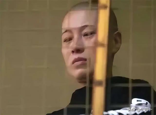 揭秘尼姑庵真相：表面佛门实则妓院，穿黑丝戴假发，香客人来人往