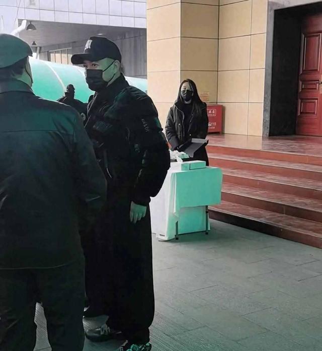 破案了！许亚军没去何晴葬礼，当时他在美国洛杉矶陪小儿子吃饭