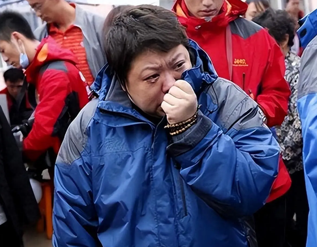 贪污上亿、假慈善？被实名举报的韩红，如今连坐椅子都成了“错”