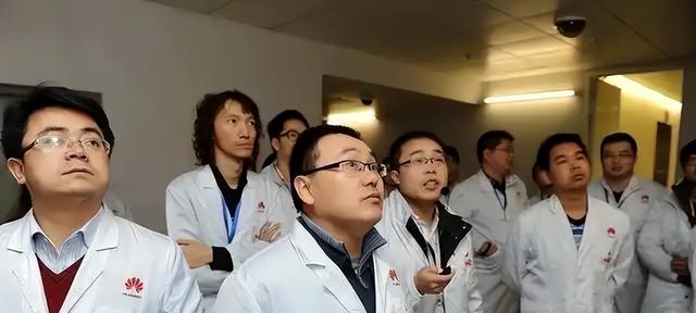 叛逃中国！年薪600万的华为高管，美国身份被扒后，更多猛料曝光
