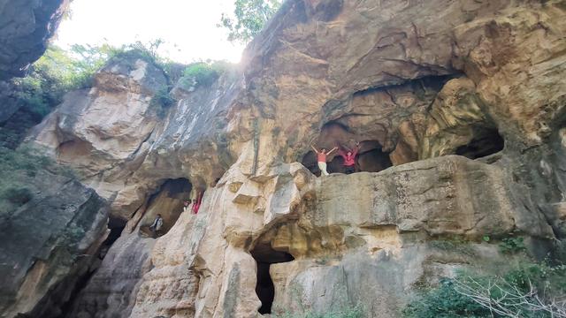 山西黎城县茶棚滩村单孔桥，桥旁多天然山洞，似有神灵守护