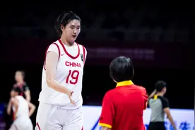 将门虎女!张子宇父亲2米13母亲1米98国手,她1年级1米6小学毕业210图片