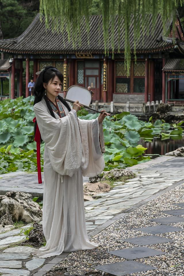 雨后园中走