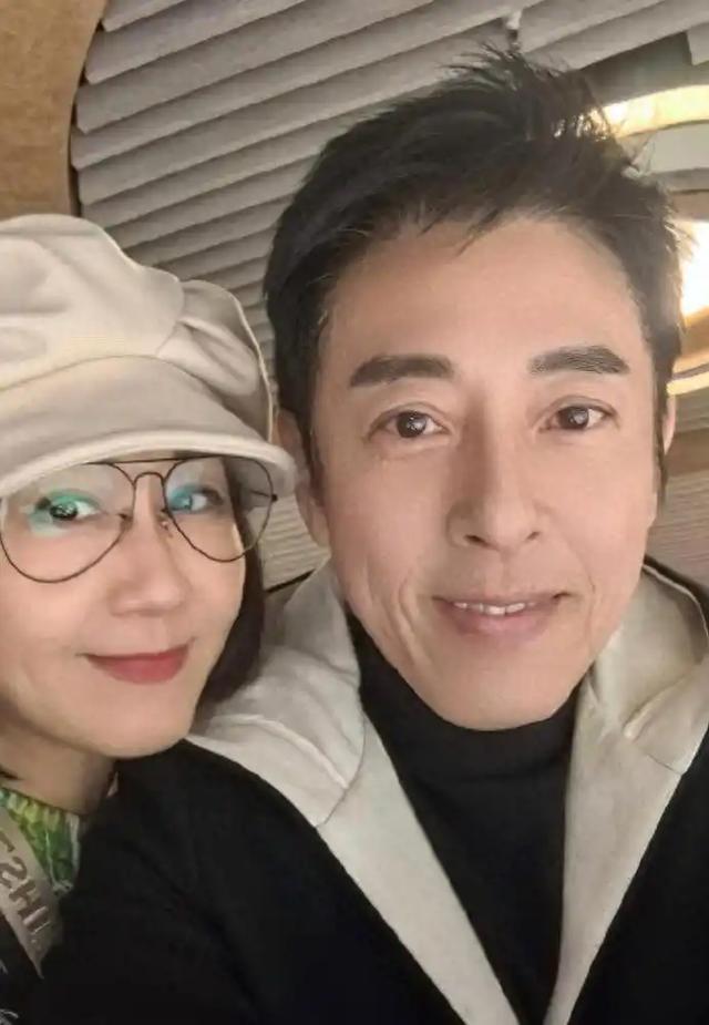 夫妻俩为了不变老，坚持31年不吃肉不生子，如今59岁近照不敢认