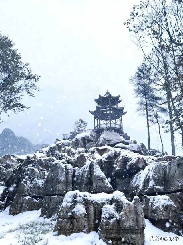 春有繁花夏有凉，秋染山林冬有霜 —— 草川子景区