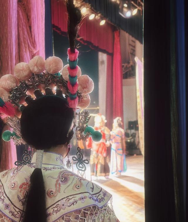 北京嘀咕，上海好奇	，如今天津，竟成了能走着听	、站着品的戏台！