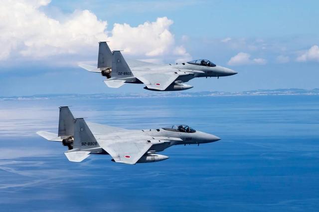 中国航母大洋亮剑，歼-15火控雷达锁定日机，硬刚F-15战机挑衅
