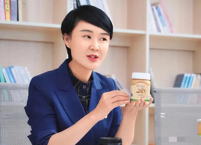 装都不装了！贺娇龙去世仅1天，恶劣的事情发生了	，结局大快人心