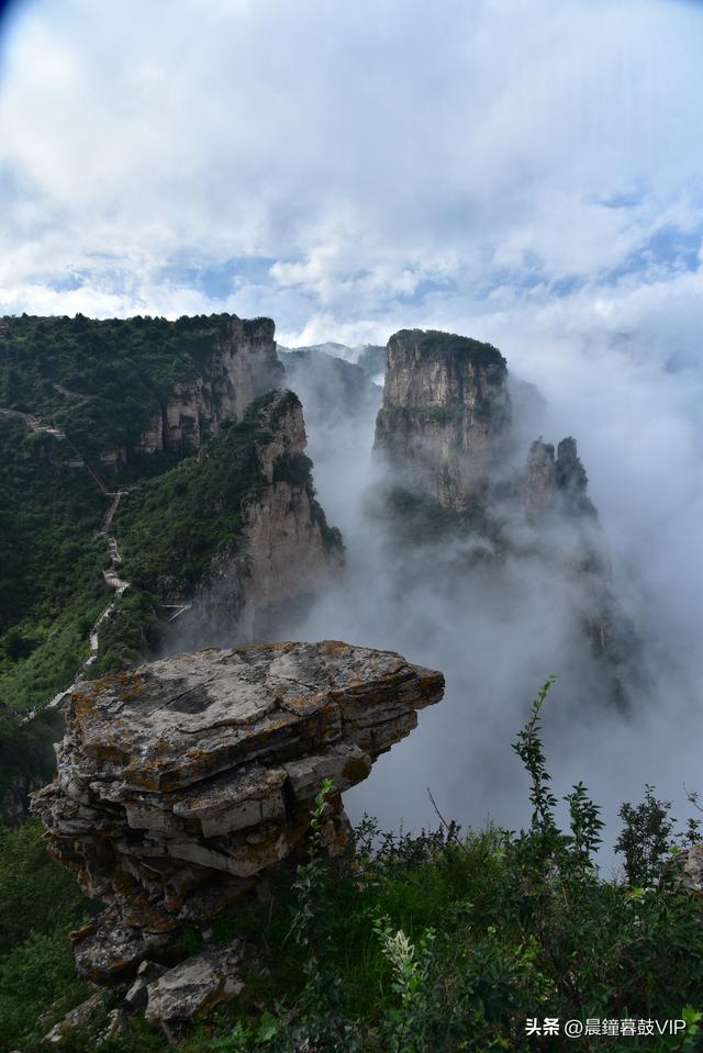 欧亚张家凹的奇峰和云海
