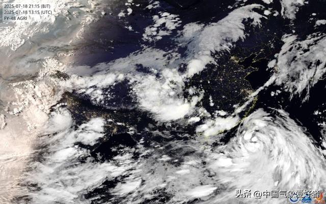 深圳交警雨中徒手清理被堵下水道