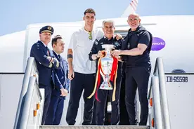 斗牛士军团载誉而归携冠军奖杯巡游，詹俊：感谢西班牙队，如果没有他们这届欧洲杯可能只是远射、乌龙与遗憾图片