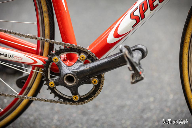 众多中国自行车与零件：英国爬坡锦标赛上有趣的器材