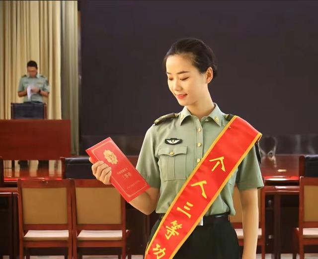 女民兵李思颖阅兵回家后仅半天，又官宣新身份，太牛了，全网恭喜