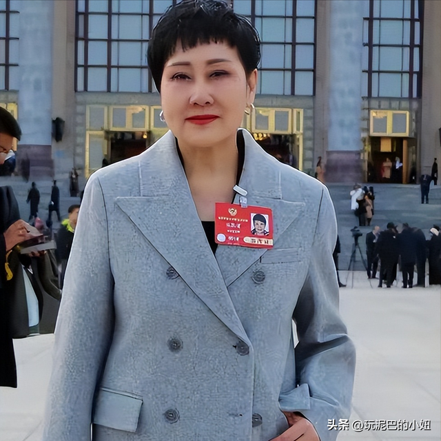万万没想到，63岁张凯丽因九三阅兵上的一个动作，实现口碑暴增
