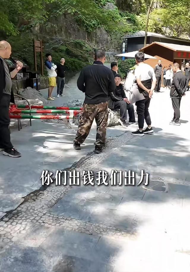 800元坐轿上庐山，女子半路如坐针毡，下山再次看到轿夫时破防