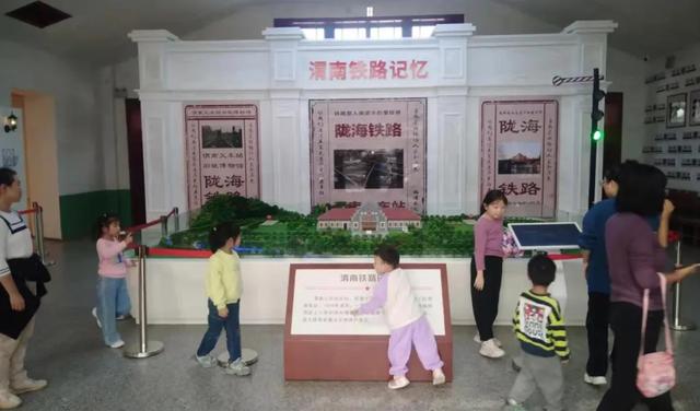 渭南火车站旧址博物馆“双节”假期人气火热 成市民游客打卡新地标