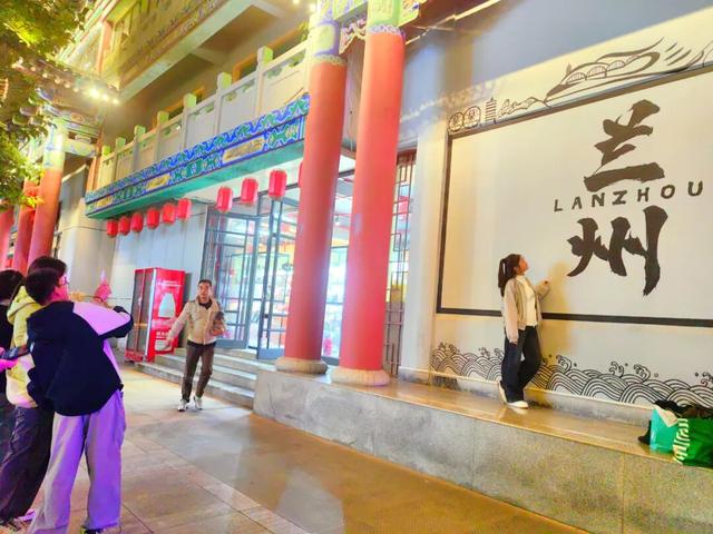 国庆中秋相遇 金城精彩不断