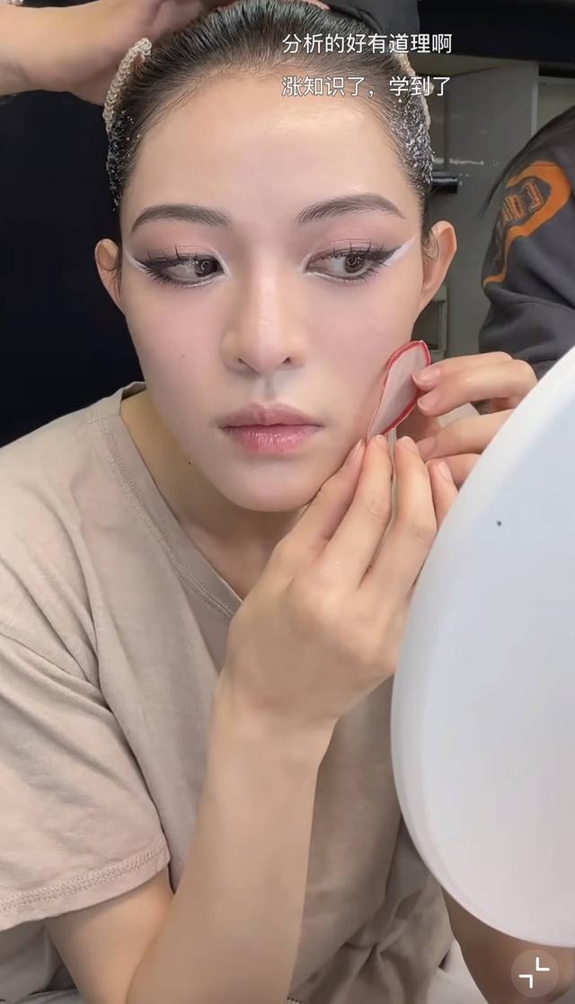 钟楚曦VOGUE盛典疯狂抢C，网友：野心一大坨，实力一丢丢！