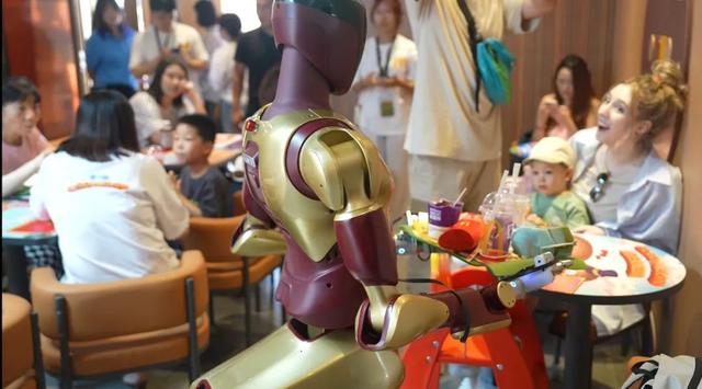 智平方通用智能机器人爱宝以「店员」身份亮相麦当劳全球旗舰店