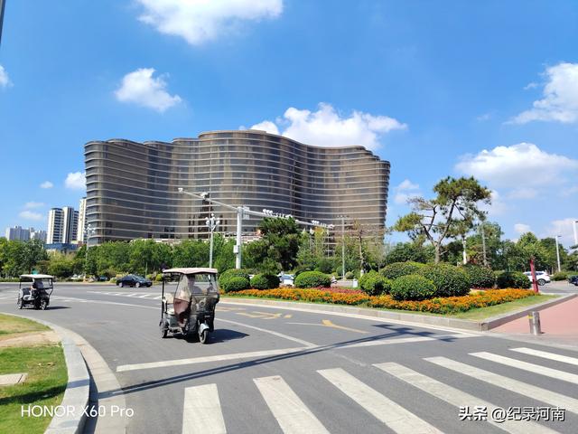 信华建国酒店和新城吾悦广场，如同商丘市中心城区的两颗璀璨明星