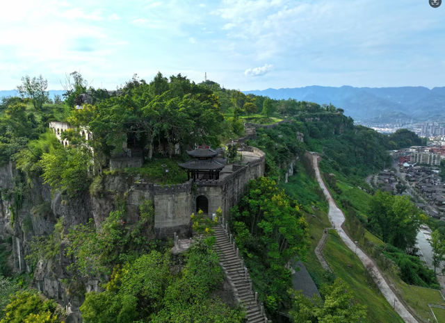 万州天生城遗址公园国庆迎客