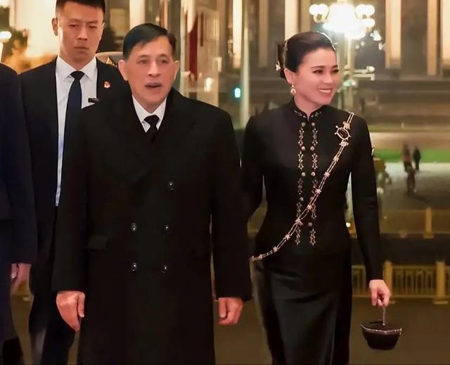 苏提达给泰王长脸了	，衣着端庄、颜值高、气质好，太符合国人审美