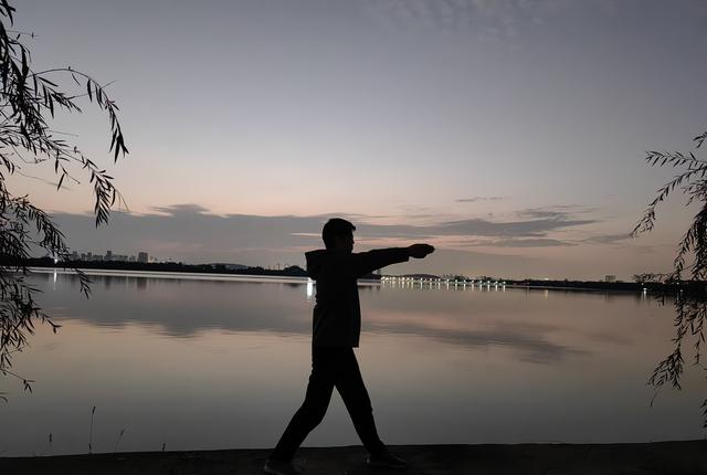 盲练八段锦和金刚功第622天：当身体健康出了问题，才想起锻炼